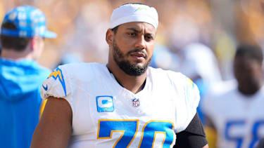 Los Angeles Chargers Offensive Tackle Rashawn Slater 70 bei einem NFL-Spiel.