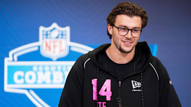 Michigan Tight End Marlin Klein (TE14) spricht mit den medien beim NFL Combine im Indiana Convention Center.