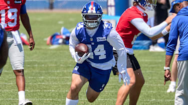 New York Giants running back Cam Skattebo (44) läuft beim Minicamp den Ball.