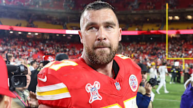 Kansas City Chiefs Tight End Travis Kelce (87) auf dem Feld beim Christmas Day der NFL beim Spiel zwischen den Denver Broncos und den Kansas City Chiefs im Arrowhead Stadium in Kansas City.