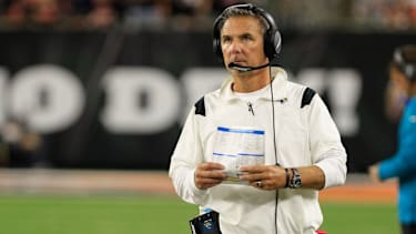 Jacksonville Jaguars Head Coach Urban Meyer schaut auf das Scoreboard während eines Spiels gegen die Cincinnati Bengals.