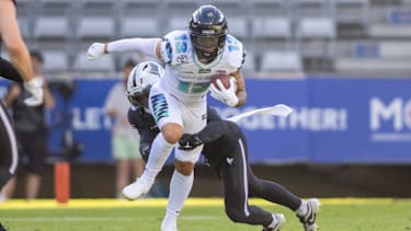 Mavin Rutsch läuft nach einem Catch mit dem Ball gegen die Raiders Tirol.