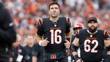 Cincinnati Bengals Quarterback Joe Flacco (16) joggt vom Feld nach dem Spiel gegen die Arizona Cardinals im Paycor Stadium in Cincinnati, OH.