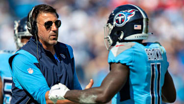 Head Coach Mike Vrabel begrüßt A.J. Brown #11 von den Tennessee Titans vor dem Spiel gegen die Kansas City Chiefs.