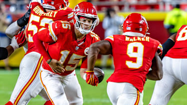 Quarterback Patrick Mahomes (15) von den Kansas City Chiefs übergibt im GEHA Field at Arrowhead Stadium den Ball an Running Back Kenneth Walker III (9).