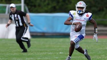 DreQuan Harris läuft mit dem Ball bei einem Spiel der Pforzheim Wilddogs gegen die Düsseldorf Panther.