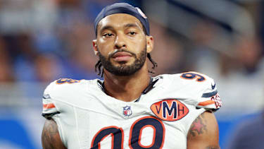 Chicago Bears Defensive End Montez Sweat (98) verlässt während der Halbzeitpause des NFL-Spiels gegen die Detroit Lions das Spielfeld.