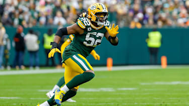 Green Bay Packers Defensive End Rashan Gary (52) setzt den Quarterback unter Druck beim Spiel zwischen den Minnesota Vikings und den Green Bay Packers im Lambeau Field in Green Bay, Wisconsin.