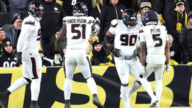 NFL, American Football Herren, USA AFC Wild Card Round-Houston Texans at Pittsburgh Steelers Jan 12, 2026; Pittsburgh, PA, USA; Houston Texans defensive tackle Sheldon Rankins (90) celebrates with teammates after scoring a touchdown during the second half of an AFC Wild Card Round game against the Pittsburgh Steelers at Acrisure Stadium. Pittsburgh Acrisure Stadium PA USA, EDITORIAL USE ONLY PUBLICATIONxINxGERxSUIxAUTxONLY Copyright: xCharlesxLeClairex 20260112_jhp_al8_0122