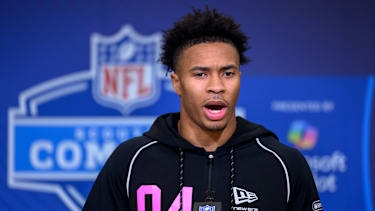 South Carolina Defensive Back Brandon Cisse beantwortet Fragen der Medien während des NFL Scouting Combine im Indiana Convention Center in Indianapolis, Indiana