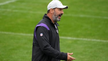 NFL, American Football Herren, USA International Series-Minnesota Vikings Practice Sep 30, 2022; Thundridge, United Kingdom; Minnesota Vikings tight ends passing game coordinator Brian Angelichio during practice at Hanbury Manor. Thundridge Hanbury Manor England United Kingdom, EDITORIAL USE ONLY PUBLICATIONxINxGERxSUIxAUTxONLY Copyright: xKirbyxLeex 20220930_jla_al2_180