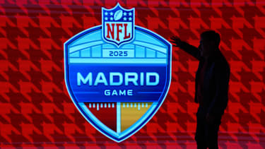 Logo des Madrid Games 2025, vor dem ein Fan posiert.