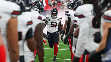 Houston Texans Defensive End Will Anderson Jr. (51) klatscht beim Einlaufen auf das Spielfeld vor dem NFL-Spiel gegen die Dallas Cowboys am 4. Oktober 2026 im Reliant Stadium in Houston, Texas, mit seinen Teamkollegen ab.