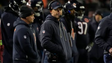 NFL, American Football Herren, USA NFC Wild Card Round-Green Bay Packers at Chicago Bears Jan 10, 2026; Chicago, IL, USA; Chicago Bears head coach Ben Johnson stands on the sidelines against the Green Bay Packers during the second half of an NFC Wild Card Round game at Soldier Field. Chicago Soldier Field IL USA, EDITORIAL USE ONLY PUBLICATIONxINxGERxSUIxAUTxONLY Copyright: xDavidxBanksx 20260110_rtc_bb6_0184