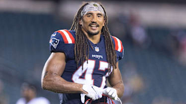 Jakob Johnson auf dem Feld für die New England Patriots in einem Spiel gegen die Philadelphia Eagles.