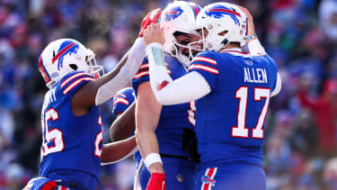 Devin Singletary, Dawson Knox und Josh Allen (v.l.) feiern.