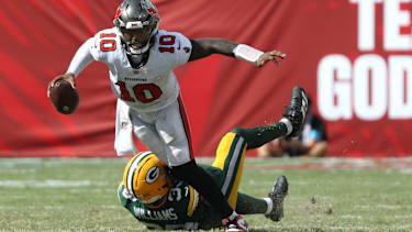 Packers-Safety Evan Williams ringt Bucs-Quarterback Jalon Daniels nieder.