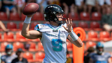Russell Tabor von den Munich Ravens wirft einen Pass in der EFA.