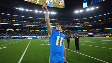 Cameron Dicker (#11) versenkt in Overtime ein 54-Yard-Field-Goal und bleibt auch beim fünften Versuch des Abends fehlerlos - der Kicker entscheidet ein turnoverschweres Monday Night Game nahezu im Alleingang.