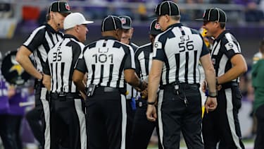 Die Schiedsrichter beraten sich während der ersten Halbzeit des NFL-Spiels.