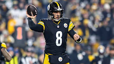 Quarterback Aaron Rodgers bei einem Passversuch in einem Spiel der Pittsburgh Steelers.