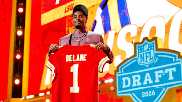 Mansoor Delane von LSU posiert mit seinem Trikot für ein Foto, nachdem er von den Kansas City Chiefs 2026 NFL Draft gedraftet wurde im Acrisure Stadium in Pittsburgh, Pennsylvania.