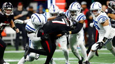 Kenny Moore II (2. v. re.) bearbeitet mit seinen Teamkollegen Falcons-Star Bijan Robinson beim letzten Aufeinandertreffen im Dezember 2023