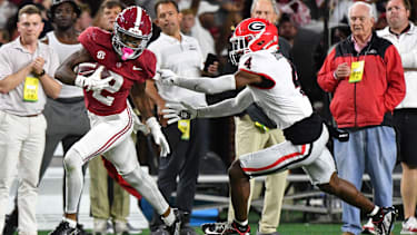Alabama Crimson Tide Wide Receiver Ryan Williams (2) durchbricht einen Tackle von Georgia Bulldogs Defensive Back KJ Bolden (4) und erzielt im vierten Viertel im Bryant-Denny Stadium den Touchdown zur Führung.