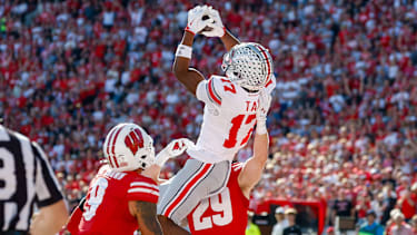 Ohio State Buckeyes Wide Receiver Carnell Tate (17) fängt einen Pass zum Touchdown im Spiel der Ohio State Buckeyes gegen die Wisconsin Badgers im Camp Randall Stadium in Madison, WI.