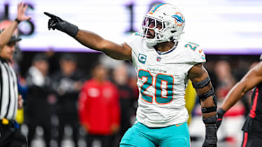 Miami Dolphins Linebacker Jordyn Brooks (20) feiert einen Sack in der NFL gegen die Atlanta Falcons.