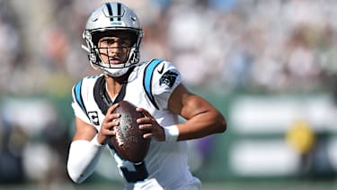 Quarterback Bryce Young in Aktion bei einem Spiel der Carolina Panthers gegen die New York Jets.