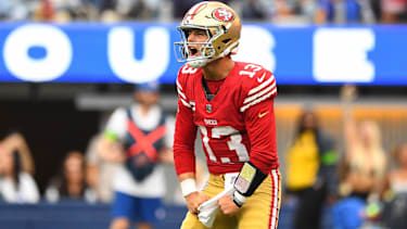 Quarterback der San Francisco 49ers Brock Purdy feiert einen Touchdown während eines Spiels gegen die Los Angeles Rams.