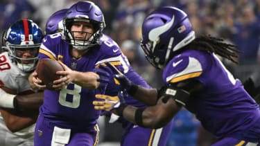 Kirk Cousins übergibt das "Ei" an Running Back Dalvin Cook.