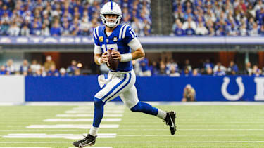 Indianapolis Colts Quarterback Daniel Jones (17)wirft einen Pass gegen die Tennessee Titans.
