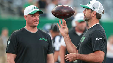 NFL, American Football Herren, USA New York Giants at New York Jets Aug 24, 2024; East Rutherford, New Jersey, USA; New York Jets quarterback Aaron Rodgers (left) spins the ball in front of offensive coordinator Nathaniel Hackett before the game against the New York Giants at MetLife Stadium. East Rutherford MetLife Stadium New Jersey USA, EDITORIAL USE ONLY PUBLICATIONxINxGERxSUIxAUTxONLY Copyright: xVincentxCarchiettax 20240824_vtc_cb6_14866