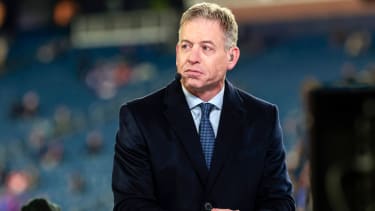FOXBOROUGH, MA - DECEMBER 01: Troy Aikman on the panel for ESPNÕs Monday Night Countdown in warm up before a game between the New England Patriots and the New York Giants on December 1, 2025, at Gillette Stadium in Foxborough, Massachusetts. (Photo by Fred Kfoury III Icon Sportswire) NFL, American Football Herren, USA DEC 01 Giants at Patriots EDITORIAL USE ONLY Icon482251201051