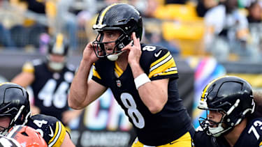 Quarterback der Pittsburgh Steelers Aaron Ridgers auf dem Feld.