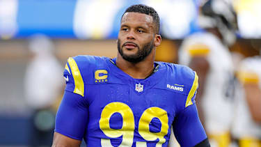 Los Angeles Rams Defensive Tackle Aaron Donald (99) steht auf dem Feld beim NFL-Spiel gegen die Pittsburgh Steelers.