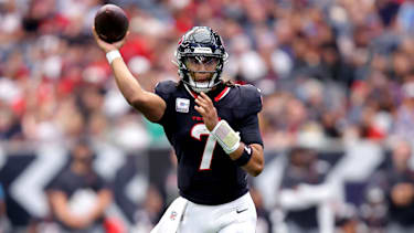 Quarterback CJ Stroud passt den Ball in einem Spiel der Houston Texans.
