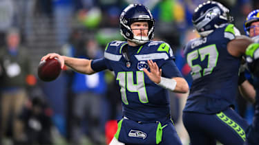 Seattle Seahawks Quarterback Sam Darnold (14) wirft einen Pass beim NFL-Spiel gegen die Los Angeles Rams.