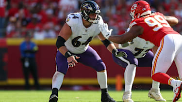 Baltimore Ravens center Tyler Linderbaum (64) blockt beim Spiel gegen die Kansas City Chiefs im Arrowhead Stadium in Kansas City.