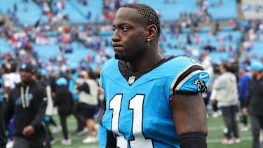 Carolina Panthers Outside Linebacker Nic Scourton (11) beim NFL-Spiel gegen die Buffalo Bills.