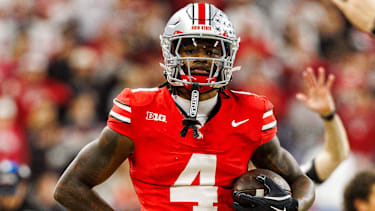 Ohio State Buckeyes Wide Receiver Jeremiah Smith (4) reagiert nach einem gefangenen Pass während des College-Football-Spiels gegen die Indiana Hoosiers im Lucas Oil Stadium in Indianapolis, Indiana.