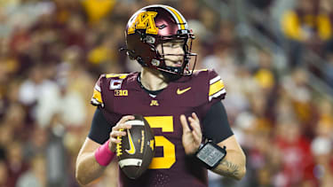 Minnesota-Quarterback Drake Lindsey wurde nach einem Vorfall in einer Bar in Arkansas vorübergehend festgenommen.