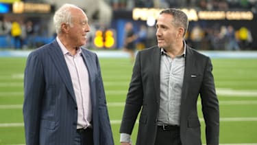 Philadelphia Eagles Owner Jeffrey Lurie und General Manager Howie Roseman reden vor dem Spiel gegen die Los Angeles Chargers im SoFi Stadium.