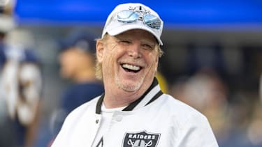 Besitzer Mark Davis beim Aufwärmen der Las Vegas Raiders im SoFi Stadium.