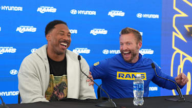 Defensive End Myles Garrett und Head Coach Sean McVay von den Los Angeles Rams reagieren während einer Pressekonferenz in der Rams Training Facility in Woodland Hills, Kalifornien (NFL, USA)