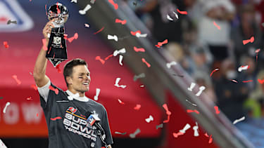 Tom Brady hält die Vince Lombardi Trophy nach dem Super-Bowl-Sieg der Tampa Bay Buccaneers gegen die Chiefs.