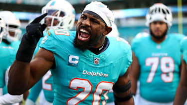 Jordyn Brooks hält im Huddle eine Rede vor einem Spiel der Miami Dolphins gegen die Tampa Bay Buccaneers.