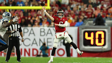Tampa Bay Buccaneers Quarterback Baker Mayfield (6) wirft einen Pass beim NFL-Spiel gegen die Carolina Panthers.